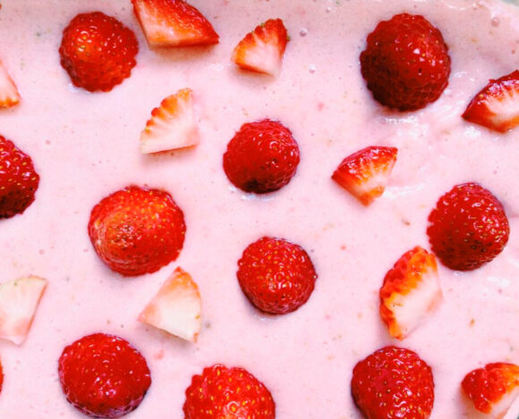 Esponjado de yogurt y fresas