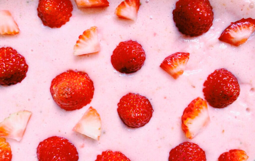 Esponjado de yogurt y fresas