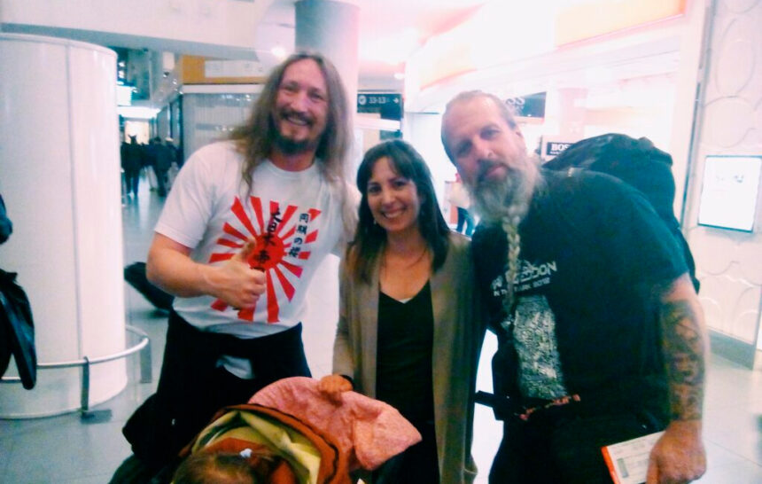 Dos Papá Noel con banda de rock Papá Noel rockero